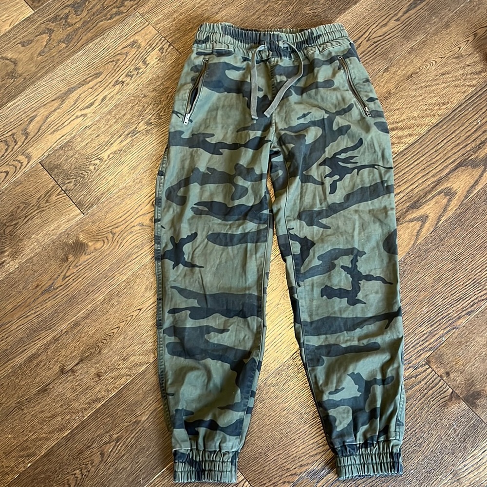 Aritzia TNA Alix Camouflage Cargo Pant